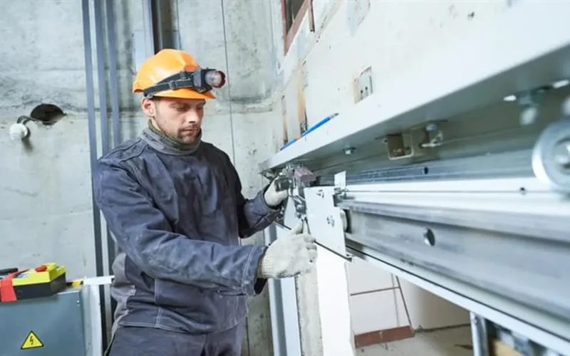 رابط التقديم.. مبادرة 150 ساعة لتأهيل الشباب على المصاعد براتب وشهادة خبرة